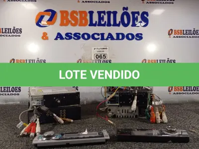 LOTE 065 - 01 LOTE COM VÁRIOS APARELHOS DE SOM AUTOMOTIVO MARCAS E MODELOS DIVERSOS. (NO ESTADO) ATENÇÃO! FAZER A VISITAÇÃO ANTES DE ARREMATAR, NÃO SABEMOS SE FUNCIONA. LEILÃO NÃO TEM GARANTIA E NEM DEVOLUÇÃO, SUJEITO A POSSÍVEIS AVARIAS VISÍVEIS/OCULTAS E/OU AUSÊNCIA DE COMPONENTES.