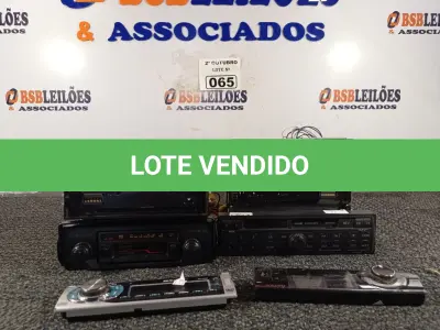 LOTE 065 - 01 LOTE COM VÁRIOS APARELHOS DE SOM AUTOMOTIVO MARCAS E MODELOS DIVERSOS. (NO ESTADO) ATENÇÃO! FAZER A VISITAÇÃO ANTES DE ARREMATAR, NÃO SABEMOS SE FUNCIONA. LEILÃO NÃO TEM GARANTIA E NEM DEVOLUÇÃO, SUJEITO A POSSÍVEIS AVARIAS VISÍVEIS/OCULTAS E/OU AUSÊNCIA DE COMPONENTES.