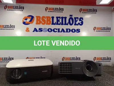 LOTE 052 - 02 PROJETORES MULTIMIDIA MARCAS E MODELOS DIVERSOS. (NO ESTADO) ATENÇÃO! FAZER A VISITAÇÃO ANTES DE ARREMATAR, NÃO SABEMOS SE FUNCIONA. LEILÃO NÃO TEM GARANTIA E NEM DEVOLUÇÃO, SUJEITO A POSSÍVEIS AVARIAS VISÍVEIS/OCULTAS E/OU AUSÊNCIA DE COMPONENTES.