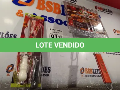LOTE 013 - 01 KIT CHURRASCO E 01 GRELHA PARA CHURRASQUEIRA. (NO ESTADO) ATENÇÃO! FAZER A VISITAÇÃO ANTES DE ARREMATAR, NÃO SABEMOS SE FUNCIONA. LEILÃO NÃO TEM GARANTIA E NEM DEVOLUÇÃO, SUJEITO A POSSÍVEIS AVARIAS VISÍVEIS/OCULTAS E/OU AUSÊNCIA DE COMPONENTES.