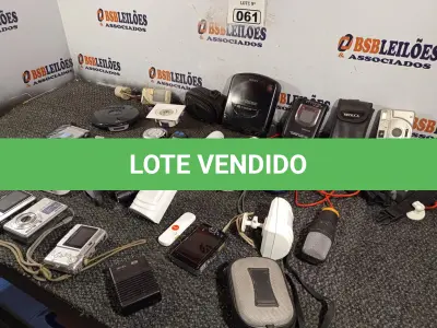 LOTE 061 - 01 LOTE COM VÁRIAS CÂMERAS FOTOGRÁFICAS E PERIFÉRICOS DIVERSOS. (NO ESTADO) ATENÇÃO! FAZER A VISITAÇÃO ANTES DE ARREMATAR, NÃO SABEMOS SE FUNCIONA. LEILÃO NÃO TEM GARANTIA E NEM DEVOLUÇÃO, SUJEITO A POSSÍVEIS AVARIAS VISÍVEIS/OCULTAS E/OU AUSÊNCIA DE COMPONENTES.