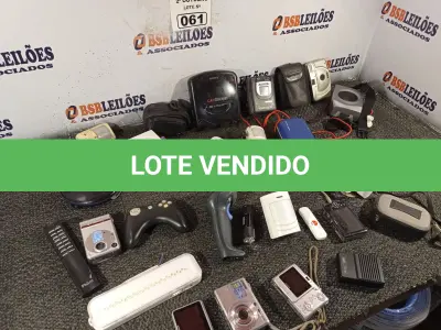 LOTE 061 - 01 LOTE COM VÁRIAS CÂMERAS FOTOGRÁFICAS E PERIFÉRICOS DIVERSOS. (NO ESTADO) ATENÇÃO! FAZER A VISITAÇÃO ANTES DE ARREMATAR, NÃO SABEMOS SE FUNCIONA. LEILÃO NÃO TEM GARANTIA E NEM DEVOLUÇÃO, SUJEITO A POSSÍVEIS AVARIAS VISÍVEIS/OCULTAS E/OU AUSÊNCIA DE COMPONENTES.