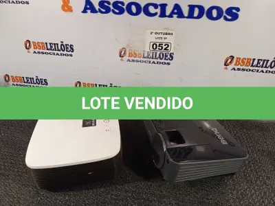 LOTE 052 - 02 PROJETORES MULTIMIDIA MARCAS E MODELOS DIVERSOS. (NO ESTADO) ATENÇÃO! FAZER A VISITAÇÃO ANTES DE ARREMATAR, NÃO SABEMOS SE FUNCIONA. LEILÃO NÃO TEM GARANTIA E NEM DEVOLUÇÃO, SUJEITO A POSSÍVEIS AVARIAS VISÍVEIS/OCULTAS E/OU AUSÊNCIA DE COMPONENTES.
