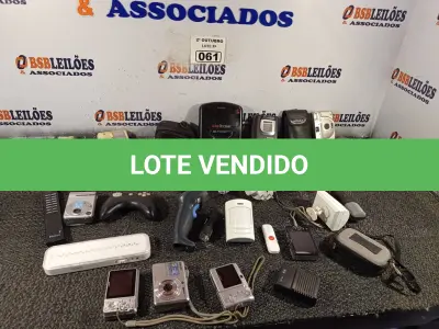 LOTE 061 - 01 LOTE COM VÁRIAS CÂMERAS FOTOGRÁFICAS E PERIFÉRICOS DIVERSOS. (NO ESTADO) ATENÇÃO! FAZER A VISITAÇÃO ANTES DE ARREMATAR, NÃO SABEMOS SE FUNCIONA. LEILÃO NÃO TEM GARANTIA E NEM DEVOLUÇÃO, SUJEITO A POSSÍVEIS AVARIAS VISÍVEIS/OCULTAS E/OU AUSÊNCIA DE COMPONENTES.