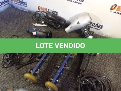 LOTE 137 - 02 EIXOS EM ALUMÍNIO COM RODINHAS EMBORRACHADAS E 04 SECADORES DE CABELO MARCAS E MODELOS DIVERSOS. (NO ESTADO) ATENÇÃO! FAZER A VISITAÇÃO ANTES DE ARREMATAR, NÃO SABEMOS SE FUNCIONA. LEILÃO NÃO TEM GARANTIA E NEM DEVOLUÇÃO, SUJEITO A POSSÍVEIS AVARIAS VISÍVEIS/OCULTAS E/OU AUSÊNCIA DE COMPONENTES.