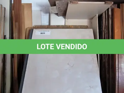 LOTE 031 - 01 LOTE COM PLACAS DE MDF ,DIVISÓRIAS E MESA EM MADEIRAS (NO ESTADO, NÃO SABEMOS SE FUNCIONA. LEILÃO NÃO TEM GARANTIA E NEM DEVOLUÇÃO). 
