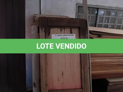 LOTE 034 - 01 LOTE COM PORTAS EM MADEIRA DIVERSAS (NO ESTADO, NÃO SABEMOS SE FUNCIONA. LEILÃO NÃO TEM GARANTIA E NEM DEVOLUÇÃO).
