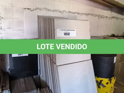 LOTE 052 - 01 LOTE COM PISOS 60CM X 60CM NA COR BRANCA (NO ESTADO, NÃO SABEMOS SE FUNCIONA. LEILÃO NÃO TEM GARANTIA E NEM DEVOLUÇÃO).
