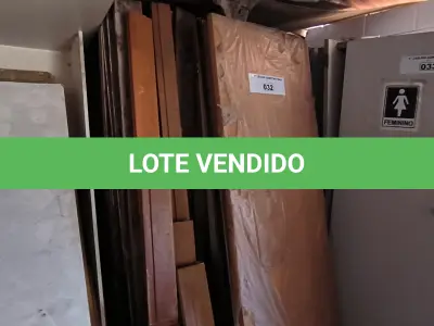 LOTE 032 - 01 LOTE COM PORTAS DE MADEIRA E PORTAIS (NO ESTADO, NÃO SABEMOS SE FUNCIONA. LEILÃO NÃO TEM GARANTIA E NEM DEVOLUÇÃO).