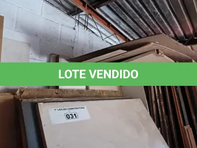 LOTE 031 - 01 LOTE COM PLACAS DE MDF ,DIVISÓRIAS E MESA EM MADEIRAS (NO ESTADO, NÃO SABEMOS SE FUNCIONA. LEILÃO NÃO TEM GARANTIA E NEM DEVOLUÇÃO). 