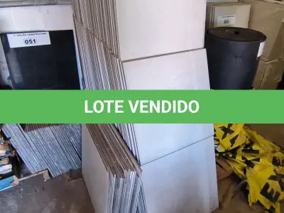 LOTE 052 - 01 LOTE COM PISOS 60CM X 60CM NA COR BRANCA (NO ESTADO, NÃO SABEMOS SE FUNCIONA. LEILÃO NÃO TEM GARANTIA E NEM DEVOLUÇÃO).