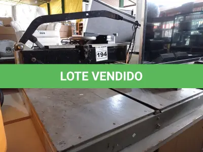 LOTE 194 - 01 GUILHOTINA DE MESA PARA CORTAR PAPEL. (NO ESTADO) ATENÇÃO! FAZER A VISITAÇÃO ANTES DE ARREMATAR, NÃO SABEMOS SE FUNCIONA. LEILÃO NÃO TEM GARANTIA E NEM DEVOLUÇÃO, SUJEITO A POSSÍVEIS AVARIAS VISÍVEIS/OCULTAS E/OU AUSÊNCIA DE COMPONENTES.