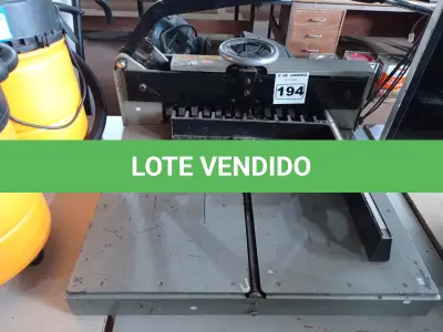 LOTE 194 - 01 GUILHOTINA DE MESA PARA CORTAR PAPEL. (NO ESTADO) ATENÇÃO! FAZER A VISITAÇÃO ANTES DE ARREMATAR, NÃO SABEMOS SE FUNCIONA. LEILÃO NÃO TEM GARANTIA E NEM DEVOLUÇÃO, SUJEITO A POSSÍVEIS AVARIAS VISÍVEIS/OCULTAS E/OU AUSÊNCIA DE COMPONENTES.