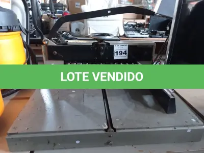 LOTE 194 - 01 GUILHOTINA DE MESA PARA CORTAR PAPEL. (NO ESTADO) ATENÇÃO! FAZER A VISITAÇÃO ANTES DE ARREMATAR, NÃO SABEMOS SE FUNCIONA. LEILÃO NÃO TEM GARANTIA E NEM DEVOLUÇÃO, SUJEITO A POSSÍVEIS AVARIAS VISÍVEIS/OCULTAS E/OU AUSÊNCIA DE COMPONENTES.