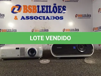 LOTE 171 - 02 PROJETORES MULTIMIDEA PARA RETIRADA DE PEÇAS. (NO ESTADO) ATENÇÃO! FAZER A VISITAÇÃO ANTES DE ARREMATAR, NÃO SABEMOS SE FUNCIONA. LEILÃO NÃO TEM GARANTIA E NEM DEVOLUÇÃO, SUJEITO A POSSÍVEIS AVARIAS VISÍVEIS/OCULTAS E/OU AUSÊNCIA DE COMPONENTES.