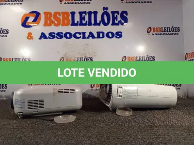LOTE 171 - 02 PROJETORES MULTIMIDEA PARA RETIRADA DE PEÇAS. (NO ESTADO) ATENÇÃO! FAZER A VISITAÇÃO ANTES DE ARREMATAR, NÃO SABEMOS SE FUNCIONA. LEILÃO NÃO TEM GARANTIA E NEM DEVOLUÇÃO, SUJEITO A POSSÍVEIS AVARIAS VISÍVEIS/OCULTAS E/OU AUSÊNCIA DE COMPONENTES.