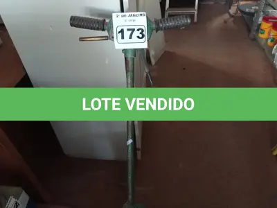 LOTE 173 - 01 ENCERADEIRA INDUSTRIAL INCOMPLETA MARACA BANDEIRANTE. (NO ESTADO) ATENÇÃO! FAZER A VISITAÇÃO ANTES DE ARREMATAR, NÃO SABEMOS SE FUNCIONA. LEILÃO NÃO TEM GARANTIA E NEM DEVOLUÇÃO, SUJEITO A POSSÍVEIS AVARIAS VISÍVEIS/OCULTAS E/OU AUSÊNCIA DE COMPONENTES.