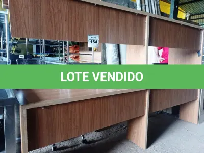 LOTE 154 - 02 MESAS DE MADEIRA PARA ESCRITÓRIO MEDINDO 250CMX55CM CADA. (NO ESTADO, NÃO SABEMOS SE FUNCIONA. LEILÃO NÃO TEM GARANTIA E NEM DEVOLUÇÃO).
