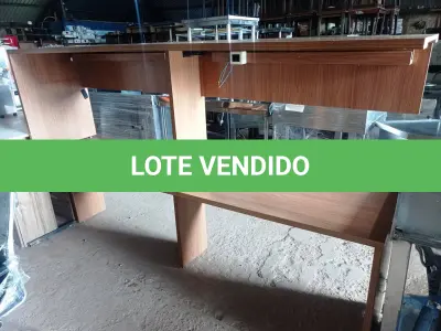 LOTE 154 - 02 MESAS DE MADEIRA PARA ESCRITÓRIO MEDINDO 250CMX55CM CADA. (NO ESTADO, NÃO SABEMOS SE FUNCIONA. LEILÃO NÃO TEM GARANTIA E NEM DEVOLUÇÃO).