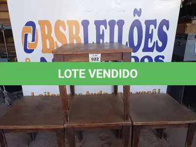 LOTE 022 - 04 MESAS EM MADEIRA MEDINDO 80X80CM. (NO ESTADO, NÃO SABEMOS SE FUNCIONA. LEILÃO NÃO TEM GARANTIA E NEM DEVOLUÇÃO).