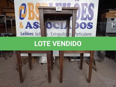 LOTE 001 - 03 MESAS EM MADEIRA MEDINDO 80X80CM. (NO ESTADO, NÃO SABEMOS SE FUNCIONA. LEILÃO NÃO TEM GARANTIA E NEM DEVOLUÇÃO).