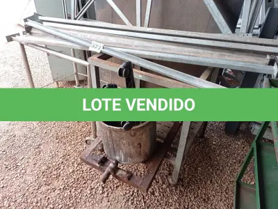LOTE 571 - 01 LOTE DE FERRAGENS DE ESTANTE, 02 BASES DE FERRO COM RODINHAS E 01 SUCATA DE BATEDEIRA DE MASSA. (NO ESTADO) ATENÇÃO! FAZER A VISITAÇÃO ANTES DE ARREMATAR, NÃO SABEMOS SE FUNCIONA. LEILÃO NÃO TEM GARANTIA E NEM DEVOLUÇÃO, SUJEITO A POSSÍVEIS AVARIAS VISÍVEIS/OCULTAS E/OU AUSÊNCIA DE COMPONENTES.