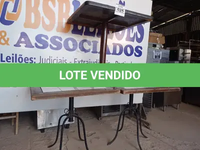 LOTE 025 - 03 MESAS DE MADEIRA COM PÉS DE FERRO, SENDO 02 COM TAMPO EM AZULEJO. (NO ESTADO, NÃO SABEMOS SE FUNCIONA. LEILÃO NÃO TEM GARANTIA E NEM DEVOLUÇÃO).