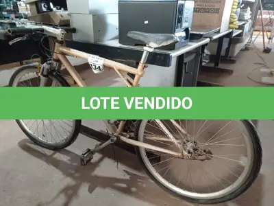 LOTE 334 - 01 BICICLETA ARO 26. (NO ESTADO) ATENÇÃO! FAZER A VISITAÇÃO ANTES DE ARREMATAR, NÃO SABEMOS SE FUNCIONA. LEILÃO NÃO TEM GARANTIA E NEM DEVOLUÇÃO, SUJEITO A POSSÍVEIS AVARIAS VISÍVEIS/OCULTAS E/OU AUSÊNCIA DE COMPONENTES.