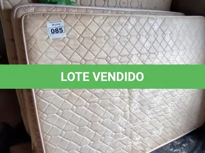 LOTE 085 - 02 BASES INCOMPLETAS E 02 COLCHOES DE CASAL (NO ESTADO) 