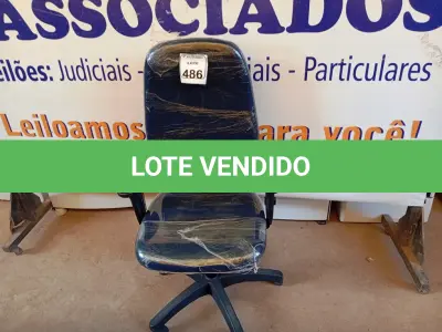 LOTE 486 - 01 CADEIRA ESTOFADA C/ BRAÇO. (NO ESTADO) ATENÇÃO! FAZER A VISITAÇÃO ANTES DE ARREMATAR, NÃO SABEMOS SE FUNCIONA. LEILÃO NÃO TEM GARANTIA E NEM DEVOLUÇÃO, SUJEITO A POSSÍVEIS AVARIAS VISÍVEIS/OCULTAS E/OU AUSÊNCIA DE COMPONENTES.
