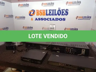 LOTE 063 - 02 VÍDEOS CASSETES, 03 APARELHOS DE DVD, 01 CÂMERA FOTOGRÁFICA E 01 PLACA P/PORTÃO MARCA ROSSI. (NO ESTADO) ATENÇÃO! FAZER A VISITAÇÃO ANTES DE ARREMATAR, NÃO SABEMOS SE FUNCIONA. LEILÃO NÃO TEM GARANTIA E NEM DEVOLUÇÃO, SUJEITO A POSSÍVEIS AVARIAS VISÍVEIS/OCULTAS E/OU AUSÊNCIA DE COMPONENTES.