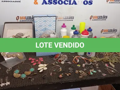 LOTE 488 - 01 LOTE COM COM COLARES, BRINCOS E GARRAFAS DE ÁGUA. (NO ESTADO) ATENÇÃO! FAZER A VISITAÇÃO ANTES DE ARREMATAR, NÃO SABEMOS SE FUNCIONA, LEILÃO NÃO TEM GARANTIA E NEM DEVOLUÇÃO, SUJEITO A POSSÍVEIS AVARIAS VISÍVEIS/OCULTAS E/OU AUSÊNCIA DE COMPONENTES.