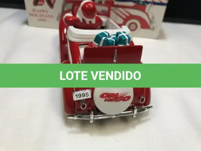 LOTE 089 - 01 RARO LIBERTY CLASSICS SANTA'S1937 CHEVROLET CONVERSÍVEL RÉPLICA DE BANCO DE METAL FUNDIDO DO CHEVROLET CONVERSÍVEL 1937 DO PAPAI NOEL, PATROCINADA PELA CLARK OIL COMPANY. A RÉPLICA É EM ESCALA 1/25, NÚMERO DE ESTOQUE 10035 E POR VOLTA DE 1997.