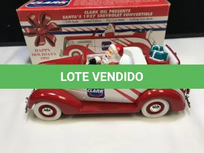 LOTE 089 - 01 RARO LIBERTY CLASSICS SANTA'S1937 CHEVROLET CONVERSÍVEL RÉPLICA DE BANCO DE METAL FUNDIDO DO CHEVROLET CONVERSÍVEL 1937 DO PAPAI NOEL, PATROCINADA PELA CLARK OIL COMPANY. A RÉPLICA É EM ESCALA 1/25, NÚMERO DE ESTOQUE 10035 E POR VOLTA DE 1997.