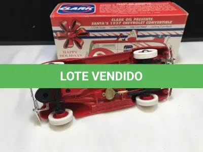 LOTE 089 - 01 RARO LIBERTY CLASSICS SANTA'S1937 CHEVROLET CONVERSÍVEL RÉPLICA DE BANCO DE METAL FUNDIDO DO CHEVROLET CONVERSÍVEL 1937 DO PAPAI NOEL, PATROCINADA PELA CLARK OIL COMPANY. A RÉPLICA É EM ESCALA 1/25, NÚMERO DE ESTOQUE 10035 E POR VOLTA DE 1997.