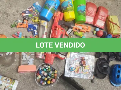 LOTE 421 - 01 LOTE DE BRINQUEDOS ANTIGOS COLECIONÁVEIS. (NO ESTADO) ATENÇÃO! FAZER A VISITAÇÃO ANTES DE ARREMATAR, NÃO SABEMOS SE FUNCIONA, LEILÃO NÃO TEM GARANTIA E NEM DEVOLUÇÃO, SUJEITO A POSSÍVEIS AVARIAS VISÍVEIS/OCULTAS E/OU AUSÊNCIA DE COMPONENTES.