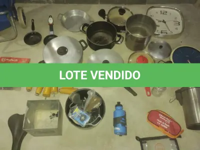 LOTE 404 - 01 LOTE COM DIVERSOS ITENS 03 LIQUIDIFICADORES NOVOS, ROUPAS DE CAMA NOVAS TAPETE NOVO 30 FRIGIDEIRAS NOVAS, ALMOFADAS PRA CADEIRAS CARRINHO DE COMPRAS PANELAS, CENTRÍFUGA DE FRUTAS RELÓGIOS. (NO ESTADO) ATENÇÃO! FAZER A VISITAÇÃO ANTES DE ARREMATAR, NÃO SABEMOS SE FUNCIONA, LEILÃO NÃO TEM GARANTIA E NEM DEVOLUÇÃO, SUJEITO A POSSÍVEIS AVARIAS VISÍVEIS/OCULTAS E/OU AUSÊNCIA DE COMPONENTES.