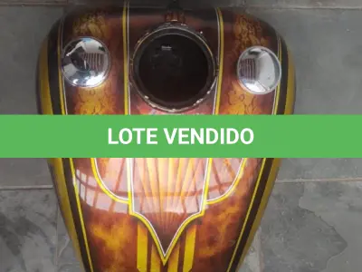 LOTE 392 - 01 TANQUE DE MOTO ROAD PERSONALIZADO. (NO ESTADO) ATENÇÃO! FAZER A VISITAÇÃO ANTES DE ARREMATAR, NÃO SABEMOS SE FUNCIONA, LEILÃO NÃO TEM GARANTIA E NEM DEVOLUÇÃO, SUJEITO A POSSÍVEIS AVARIAS VISÍVEIS/OCULTAS E/OU AUSÊNCIA DE COMPONENTES.