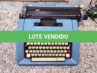 LOTE 448 - 01 MÁQUINA DE ESCREVER ANTIGA OLIVETT STUDIO 46. (NO ESTADO) ATENÇÃO! FAZER A VISITAÇÃO ANTES DE ARREMATAR, NÃO SABEMOS SE FUNCIONA, LEILÃO NÃO TEM GARANTIA E NEM DEVOLUÇÃO, SUJEITO A POSSÍVEIS AVARIAS VISÍVEIS/OCULTAS E/OU AUSÊNCIA DE COMPONENTES.