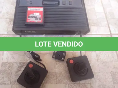 LOTE 351 - 01 VÍDEO GAME ATARI ANTIGO COM MANETES E CARTUCHOS FUCIONA PERFEITAMENTE ATE O MOMENTO SEM GARANTIAS FUTURAS VOLTAGEM 100/220. (NO ESTADO) ATENÇÃO! FAZER A VISITAÇÃO ANTES DE ARREMATAR, NÃO SABEMOS SE FUNCIONA, LEILÃO NÃO TEM GARANTIA E NEM DEVOLUÇÃO, SUJEITO A POSSÍVEIS AVARIAS VISÍVEIS/OCULTAS E/OU AUSÊNCIA DE COMPONENTES.