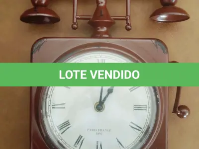 LOTE 348 - 01 RELÓGIO TELEFONE DE ENFEITE ANTIGO FEITO EM METAL -  MUITO ANTIGO GUARDADO A ANOS - MEDIDA: 18 CM DE LARGURA E 30 CM DE ALTURA,.ITEM COMPRADO E GARAGENS DE ANTIGUIDADES NOS EUA. (NO ESTADO) ATENÇÃO! FAZER A VISITAÇÃO ANTES DE ARREMATAR, NÃO SABEMOS SE FUNCIONA, LEILÃO NÃO TEM GARANTIA E NEM DEVOLUÇÃO, SUJEITO A POSSÍVEIS AVARIAS VISÍVEIS/OCULTAS E/OU AUSÊNCIA DE COMPONENTES.