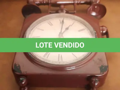 LOTE 348 - 01 RELÓGIO TELEFONE DE ENFEITE ANTIGO FEITO EM METAL -  MUITO ANTIGO GUARDADO A ANOS - MEDIDA: 18 CM DE LARGURA E 30 CM DE ALTURA,.ITEM COMPRADO E GARAGENS DE ANTIGUIDADES NOS EUA. (NO ESTADO) ATENÇÃO! FAZER A VISITAÇÃO ANTES DE ARREMATAR, NÃO SABEMOS SE FUNCIONA, LEILÃO NÃO TEM GARANTIA E NEM DEVOLUÇÃO, SUJEITO A POSSÍVEIS AVARIAS VISÍVEIS/OCULTAS E/OU AUSÊNCIA DE COMPONENTES.