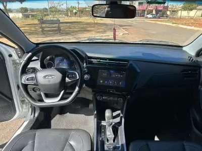 LOTE 003 - 01 IMP/CAOA CHERY TIGGO 3X PRO TURBO 2022/2023 IPVA 2023 PAGO KM 20.500, CAMBIO AUTOMATICO, AIRBAGS, ALARME, AR CONDICIONADO, AR QUENTE, COMPUTADOR DE BORDO, CÂMERA DE RÉ, DIREÇÃO ELÉTRICA, ENCOSTO DE CABEÇA TRASEIRO, LIMPADOR TRASEIRO, RETROVISORES ELÉTRICOS, RODAS DE LIGA LEVE, SENSOR DE ESTACIONAMENTO, TRAVAS ELÉTRICAS, VIDROS ELÉTRICOS, VOLANTE COM REGULAGEM DE ALTURA, SOM ORIGINAL COM BLUETOOTH E USB E COMANDOS NO VOLANTE, RODAS DE LIGA LEVE, VOLANTE MULTIFUNCIONAL, PILOTO AUTOMÁTICO, DOCUMENTO IPVA 2023 PAGO PLACA MERCOSUL (NO ESTADO)