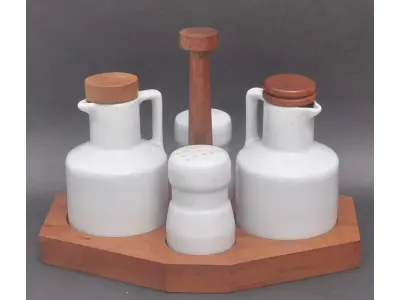 LOTE 039 - LINDO GALHETEIRO EM MADEIRA E PORCELANA, COM TALHERES PARA SERVIR, MEDIDA: 15/24CM (NO ESTADO)