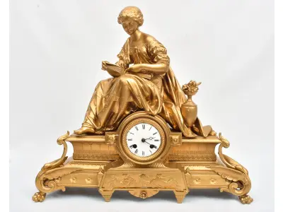 LOTE 046 - RELÓGIO DE MESA  EM METAL FRANCÊS SÉCULO XIX.  AVALIADA EM 5 MIL REAIS (APARENTE BANHADO) MEDIDA: 45 CM DE ALTURA X 15 CM DE PROFUNDIDADE X 50 CM LARGURA; RELÓGIO COMPLETO COM PÊNDULO, MÁQUINA E CHAVE. (NO ESTADO)
