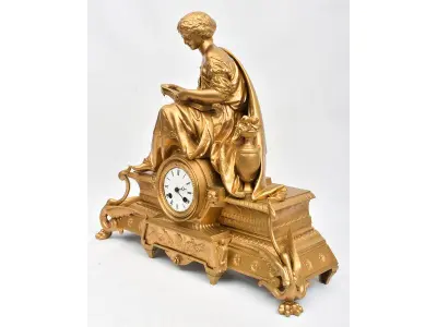 LOTE 046 - RELÓGIO DE MESA  EM METAL FRANCÊS SÉCULO XIX.  AVALIADA EM 5 MIL REAIS (APARENTE BANHADO) MEDIDA: 45 CM DE ALTURA X 15 CM DE PROFUNDIDADE X 50 CM LARGURA; RELÓGIO COMPLETO COM PÊNDULO, MÁQUINA E CHAVE. (NO ESTADO)