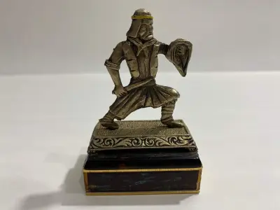 LOTE 035 - ANTIGO PORTA CAIXA FOSFORO SAMURAI DE METAL (NO ESTADO)