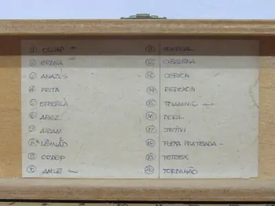 LOTE 078 - COLEÇÃO COM 20  MINIATURAS DE CAVALOS DE CORRIDA ANTIGOS DÉCADA DE 80 COM  JÓQUEIS EM CHUMBO, POLICROMADA, NO ESTOJO DE MADEIRA COM DIVISÓRIAS OBS DUAS MINIATURAS FALTANDO UMA PERNA (NO ESTADO)