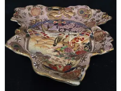 LOTE 120 - LINDÍSSIMO E RARO CENTRO DE MESA SATZUMA IMPORTADO  CHINES, EM PORCELANA, AO GOSTO POLICROMADO E REALÇADA A OURO, 25X27 CM . PEÇA MARCADA AO FUNDO (NO ESTADO)