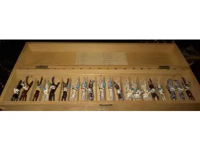 LOTE 078 - COLEÇÃO COM 20  MINIATURAS DE CAVALOS DE CORRIDA ANTIGOS DÉCADA DE 80 COM  JÓQUEIS EM CHUMBO, POLICROMADA, NO ESTOJO DE MADEIRA COM DIVISÓRIAS OBS DUAS MINIATURAS FALTANDO UMA PERNA (NO ESTADO)